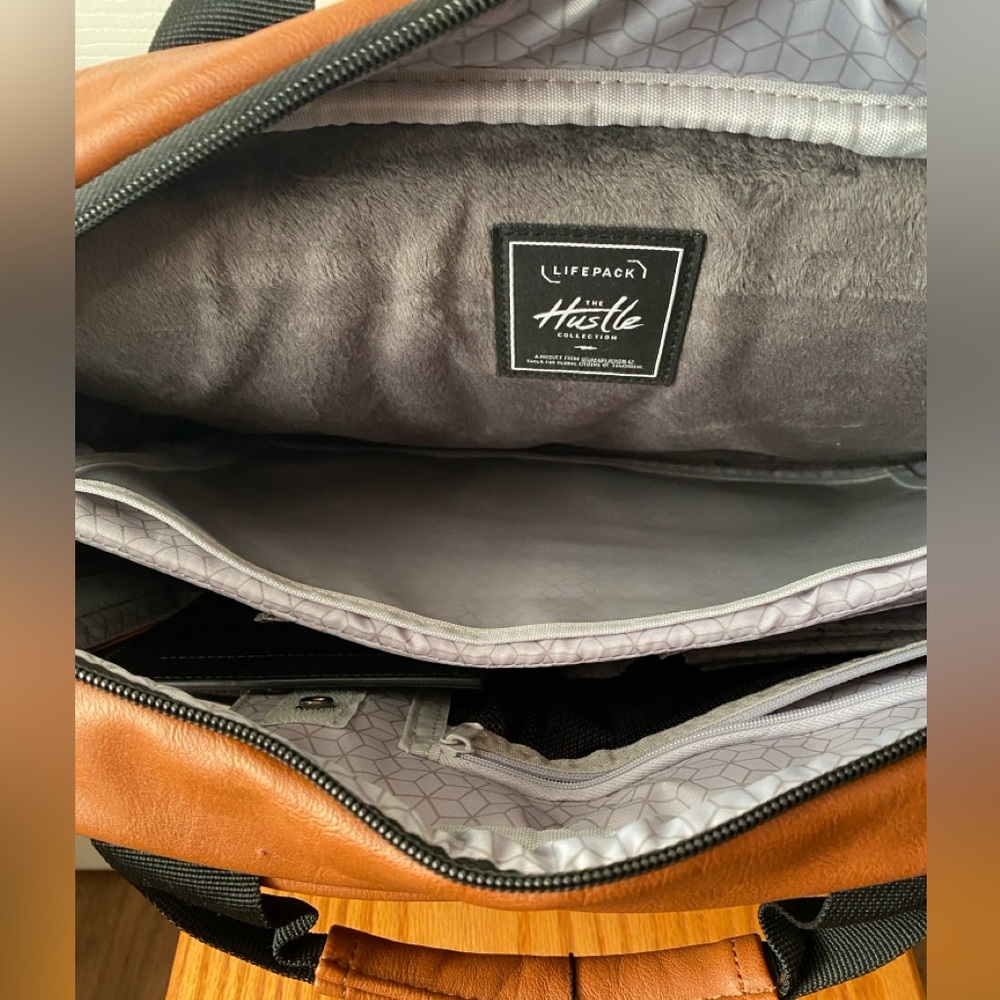 🆕 Solgaard Lifepack Hustler Cognac Vegan Leather Shoulder Bag NO SOLARBANK - Picture 3 of 10